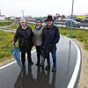 Der neue Fuß- und Radweg im Tafelholz sei zu schmal, meinen die Anwohner (von links) Carola Hespeler, Renate Hog und Günther ...