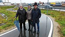 Der neue Fuß- und Radweg im Tafelholz sei zu schmal, meinen die Anwohner (von links) Carola Hespeler, Renate Hog und Günther ...