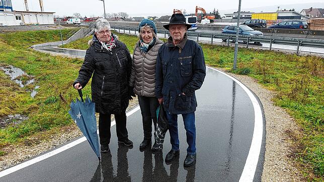 Der neue Fuß- und Radweg im Tafelholz sei zu schmal, meinen die Anwohner (von links) Carola Hespeler, Renate Hog und Günther ...
