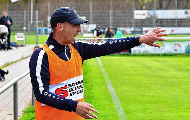 Trainer Holger Kostenbader (VfB Waldshut): „Vor der Pause habe ich das Herzblut vermisst, dann aber kleine Lichtblicke bei meiner jungen ...