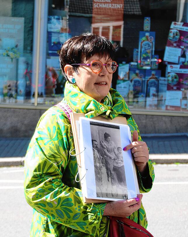 Wiemer zeigte bei ihrer Führung viele originale Bilder der jüdischen Familien, die in der Zeit des Nationalsozialismus in Donaueschingen ...