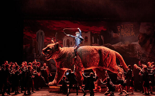 Cyrus (Jakub Józef Orlinski) reitet auf einem riesigen Puma auf die Bühne. Das Tier erinnert an das barocke Maschinentheater.