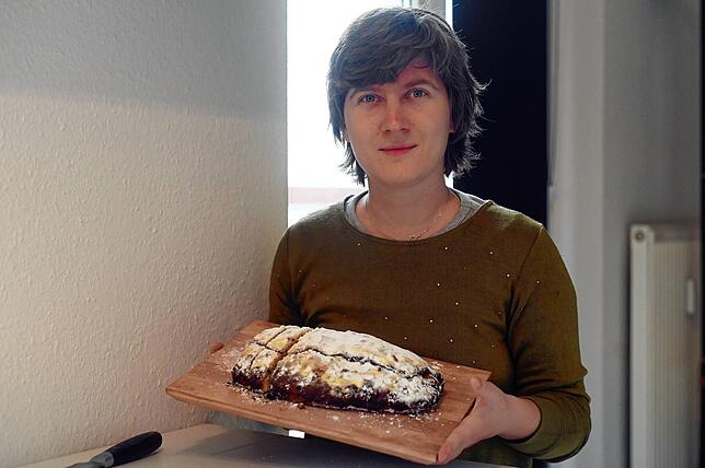 Wenn der Stollen noch nicht lange genug geruht hat, sieht man noch die Margarinespuren im Zucker. Eine dicke Schicht Puderzucker und ...