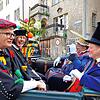 Fuhren in der Kutsche hinters Rathaus, um sich kirchlichen Segen für eine hoffentlich bald wieder normale Fastnacht geben zu lassen: Die ...
