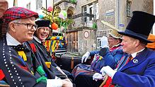 Fuhren in der Kutsche hinters Rathaus, um sich kirchlichen Segen für eine hoffentlich bald wieder normale Fastnacht geben zu lassen: Die ...