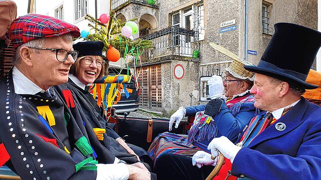 Fuhren in der Kutsche hinters Rathaus, um sich kirchlichen Segen für eine hoffentlich bald wieder normale Fastnacht geben zu lassen: Die ...