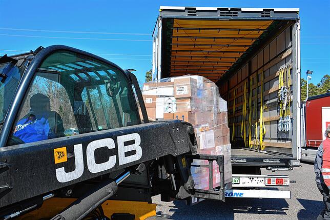 24 Tonnen passen in den Lkw der Firma TLI-Translog International. Montagabend soll der Transport Richtung Rumänien losfahren.