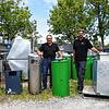 Unterschiedliche Abfällbehälter setzen die Technische Betriebe &ndash; hier Henry Rinklin (links) und Sven Honold &ndash; in Konstanz ...