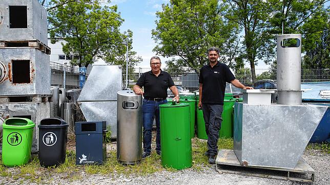 Unterschiedliche Abfällbehälter setzen die Technische Betriebe &ndash; hier Henry Rinklin (links) und Sven Honold &ndash; in Konstanz ...