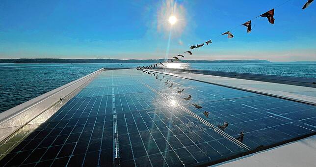 Blick auf das Solardach, das 20 Kilowatt Leistung bringt: mit Sonnenstrom schonend über den See kommen.