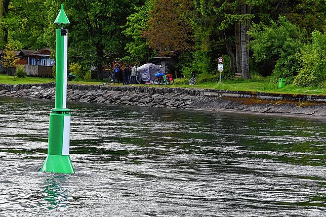 Sogenannte Wiffen im Rhein geben die Route für den Schiffsverkehr vor.