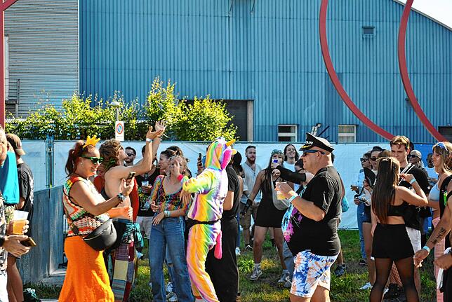 Wo es sonst zum Sea Life oder an den See geht, tummelten sich beim Gute-Zeit-Festival tausende Menschen. Einige hatten sich besondere ...