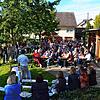 Mehrere Generationen vereint: Ehemalige und aktive Erzieherinnen des Kindergartens St. Elisabeth feiern gemeinsam mit Kindern, Eltern, ...