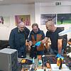 Wolfgang Haugg (links) und Ralph Dittrich und Ingo Brunnenkant reparieren eine Kaffeemaschine. Haugg und Dittrich helfen auch immer im ...