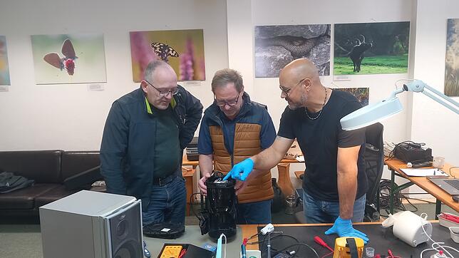 Wolfgang Haugg (links) und Ralph Dittrich und Ingo Brunnenkant reparieren eine Kaffeemaschine. Haugg und Dittrich helfen auch immer im ...