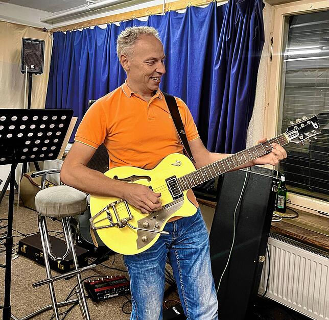 Robert März an der Gitarre. Die Freude an der Musik kommt nicht zu kurz.