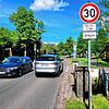 An der Straße zum Haupteingang der Schlossschule in Gaienhofen gilt bereits Tempo 30 (Archivbild). Bald soll es mehr solcher Schilder geben.