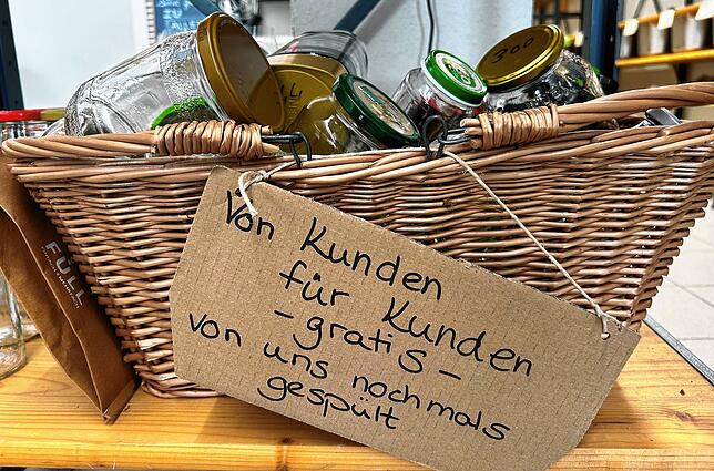Abfüllen, wiegen, bezahlen: Im Unverpacktladen bringen die Kunden die Behälter entweder selbst mit oder bedienen sich an gespendeten ...