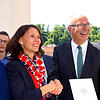 Im Sigmaringer Rathaus hat Staatssekretärin Rita Schwarzelühr-Sutter an Bürgermeister Thomas Schärer (Vierter von links) den ...
