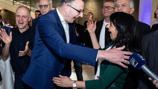 26.05.2019, Stuttgart: Muhterem Aras (r, Bündnis 90/Die Grünen), Landtagspräsidentin von Baden-Württemberg, und Andreas Schwarz (Bündnis ...