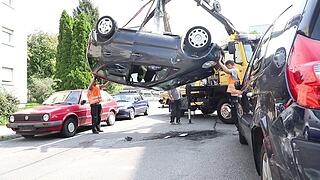 Das Unfallauto wird auf den Abschleppwagen gehoben