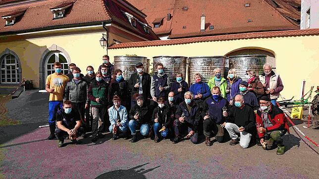 Das Team hat die letzte Fuhre Trauben sicher zum Weingut gebracht.