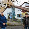 Das Warten auf einen Anbau geht weiter: Die Leiterin des Kindergartens Marion Katzur und Ortsvorsteher Martin Aichem stehen vor der ...