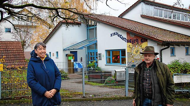 Das Warten auf einen Anbau geht weiter: Die Leiterin des Kindergartens Marion Katzur und Ortsvorsteher Martin Aichem stehen vor der ...