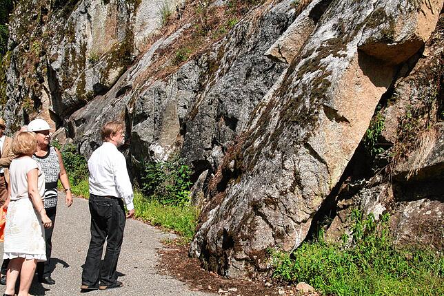 Im Mai 2015 ging dieser etwa 3 Kubikmeter große Fels im Albtal nieder. Weil große Felspartien ebenfalls instabil sind, ist die Straße ...