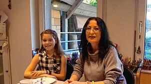 Über das Schreiben, Wald, Familie und Heimat reden im Interview Leonie Huber (links) und SÜDKURIER-Mitarbeiterin Sigrid Schneider.