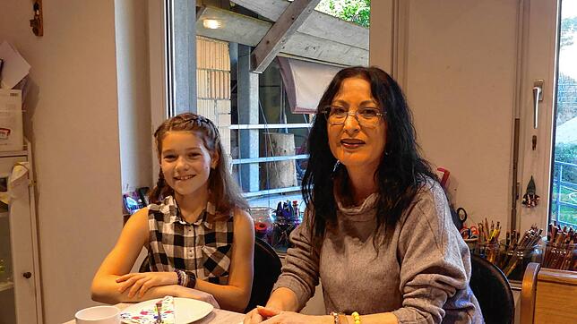 Über das Schreiben, Wald, Familie und Heimat reden im Interview Leonie Huber (links) und SÜDKURIER-Mitarbeiterin Sigrid Schneider.