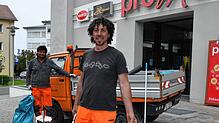 Hassan Redwan und Mustapha El Bakali (vorn) vom städtischen Bauhof-Team bei ihrer allmorgendlichen Sammeltour durch die Stadt, hier ...