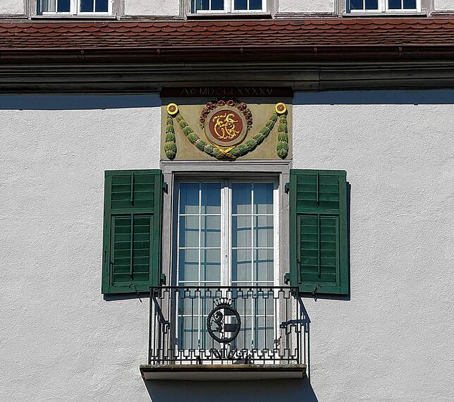 Auf der Fassade ist das Wappen der Patrizierfamilie Roth von Schreckenstein zu erkennen.