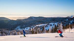 Noch bis zum Ende der Osterferien kommen die Wintersportfans auf dem Feldberg voll auf ihre Kosten. Bild: Hochschwarzwald Tourismus ...