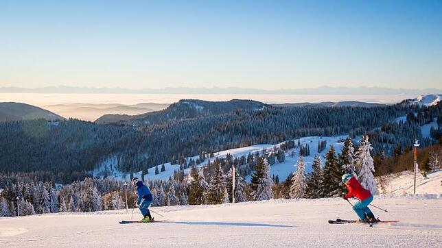 Noch bis zum Ende der Osterferien kommen die Wintersportfans auf dem Feldberg voll auf ihre Kosten. Bild: Hochschwarzwald Tourismus ...