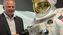 50 Jahre danach dauert der Stolz noch an: Vladan Blahnik, Leiter der Objektiventwicklung von Carl Zeiss in Oberkochen, steht im ...