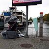 Links ist der durch die Detonation komplett zerstörte ATM-Geldautomat von Euronet zu sehen, rechts die beschädigte Telefonzelle.