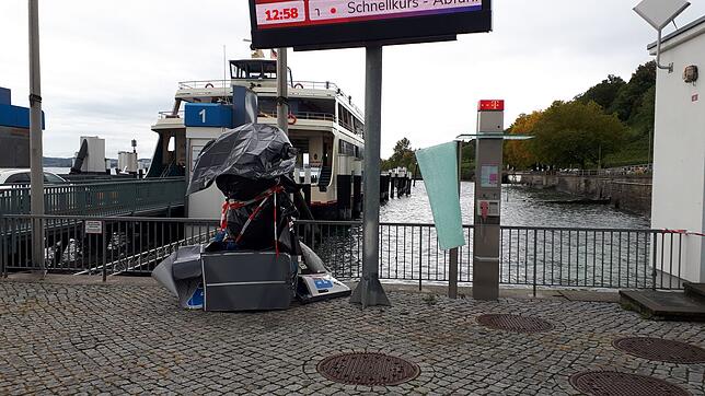 Links ist der durch die Detonation komplett zerstörte ATM-Geldautomat von Euronet zu sehen, rechts die beschädigte Telefonzelle.