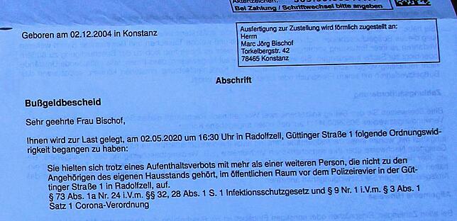 Bild 2: Drei Konstanzer Teenager warten gemeinsam vor dem Polizeirevier Radolfzell. Für diesen Verstoß gegen die Corona-Verordnung sollen sie nun jeweils 500 Euro Strafe zahlen
