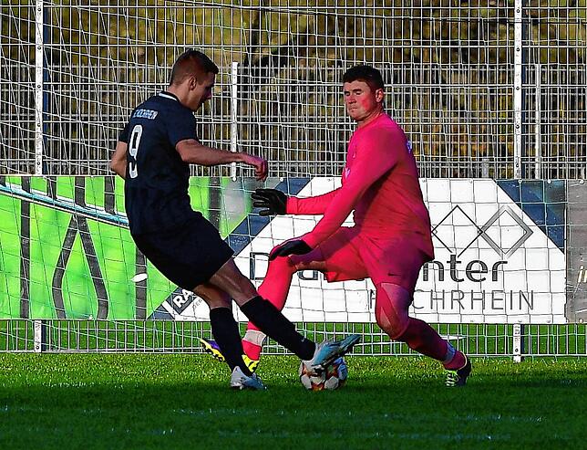 Dritter Streich: Nico Maier vom FC Hochrhein trifft gegen Matthias Kaiser zum 4:0-Endstand gegen den FC RW Weilheim. Es war Maiers ...