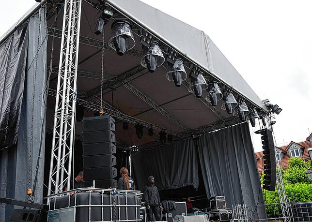 Nach zwei Tagen Aufbauarbeit steht die Bühne am Marktplatz.