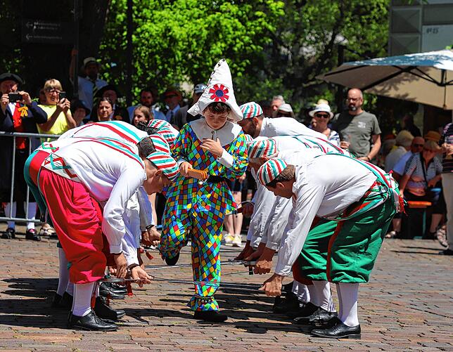 Bild 11: Traditionelle Tänze bei tollem Wetter: Bilder vom ersten internationalen Schwerttanztreffen
