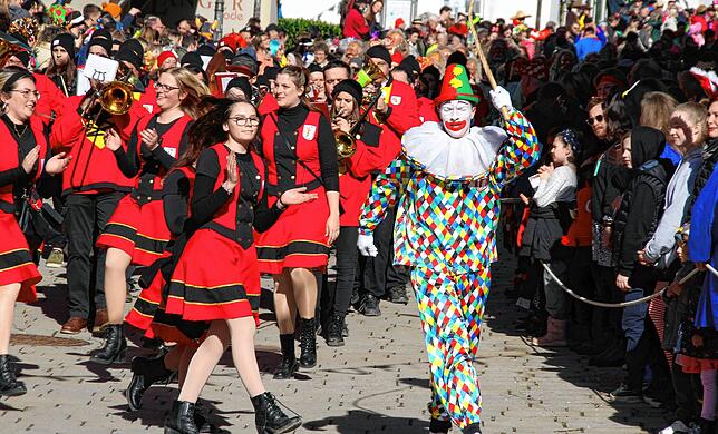 Mit einer riesen Gruppe war der Brauchtumsverein Aach-Linz gekommen, angeführt vom Bajazz.