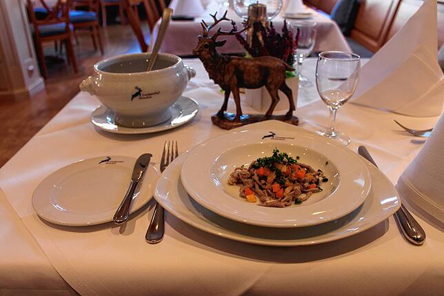Badische Leberspätzle im „Hirschen“ in Mundelfingen: Die aufwändig selbst gekochte Brühe für die Suppe wird separat serviert.