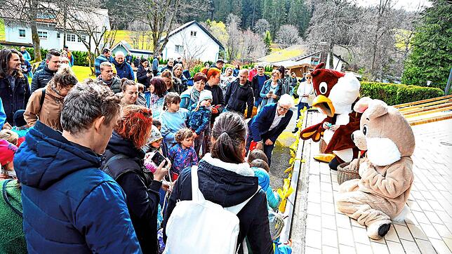 Auch in diesem Jahr verteilen Kucky, der Kuckuck der Hochschwarzwald Tourismus GmbH (HTG), und der Osterhase süße Leckereien und bunte ...