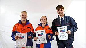 Lisa Hammer (von links), Stella-Saphira Höfer und Luca Hammer haben die Jugendflamme errungen. Bild: Hans-Jürgen Kommert