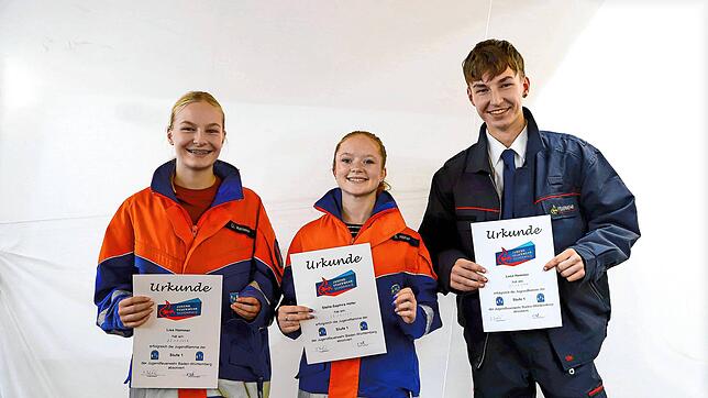 Lisa Hammer (von links), Stella-Saphira Höfer und Luca Hammer haben die Jugendflamme errungen. Bild: Hans-Jürgen Kommert