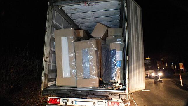 Zwischen der Ladung dieses Lastwagens aus Serbien hat die Polizei im Dezember drei Flüchtlinge aus Afghanistan – darunter zwei ...