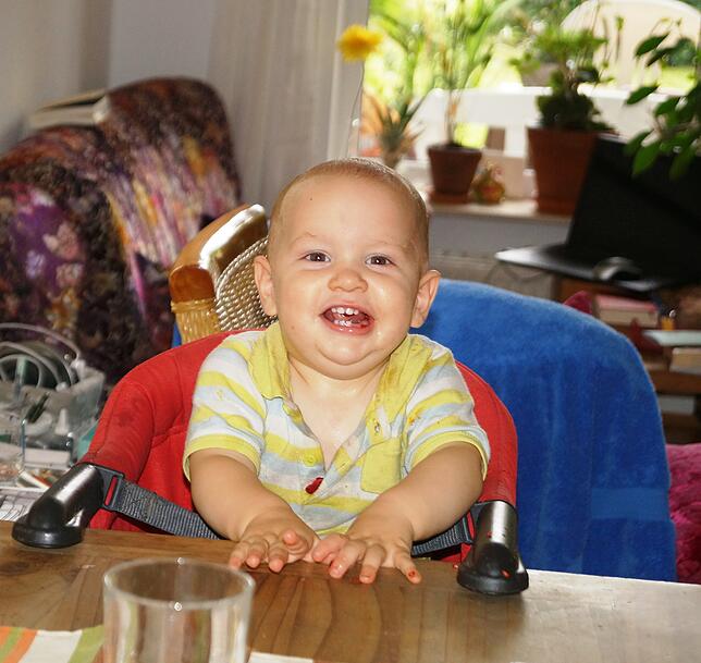 Bei Tante und Onkel angekommen, kann sich Berrischen-Junior von der langen Autofahrt prima erholen.