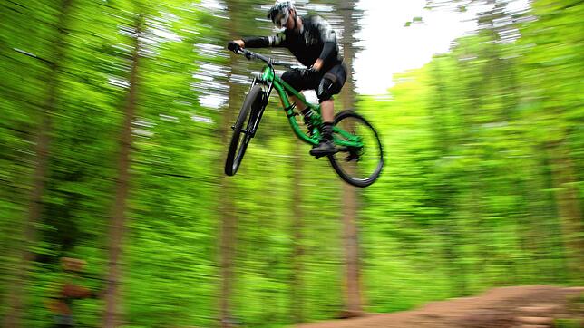 Noch sind die Mountainbiker illegal in Konstanzer Wäldern unterwegs &ndash; sie werden aber geduldet. Mit der Gründung eines Vereins ist ...